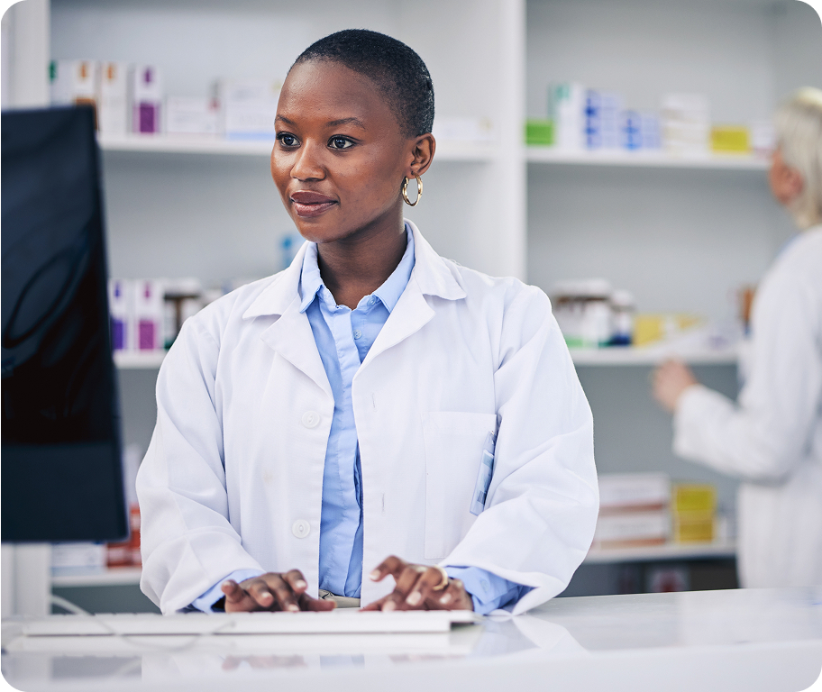 Une pharmacienne utilisant un portail membres