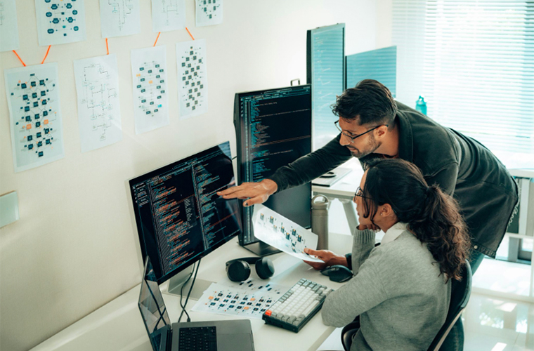 Équipe d'analystes devant des tableaux de bord d'intelligence artificielle pour la prise de décision