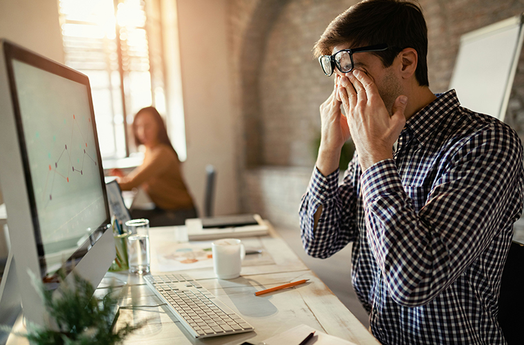 Utilisateur frustré devant une interface numérique surchargée, illustrant les erreurs de design UX à éviter