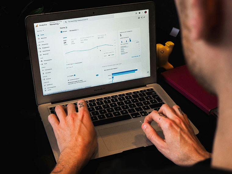 Gestionnaire analysant des tableaux de bord d'intelligence artificielle dans un bureau d'entreprise québécois