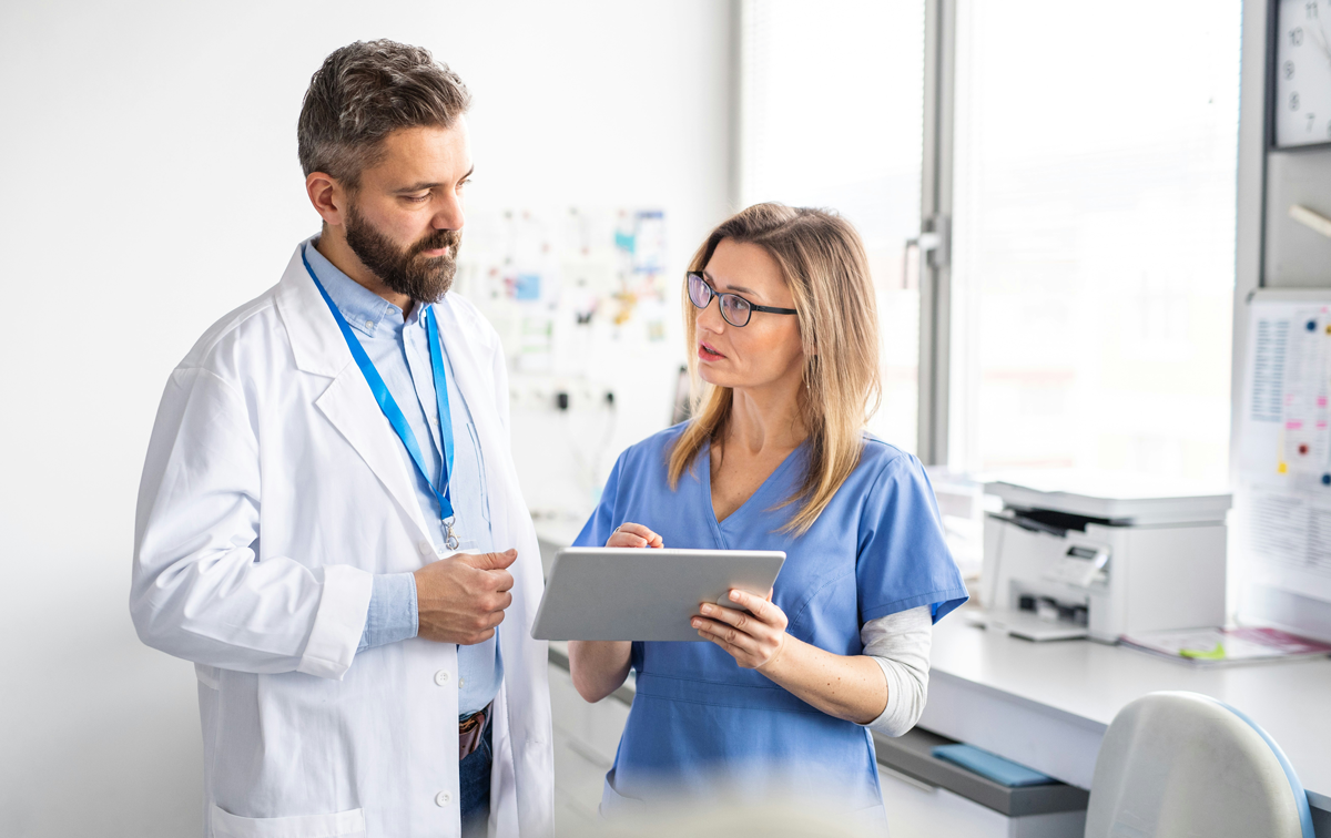 Médecins discutant de renseignements personnels
