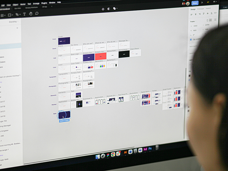 Un designer UI UX travaillant sur des maquettes et prototypes dans un studio de développement numérique